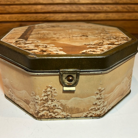 Vintage Nabisco Cookie Tin with snowy winter cabin scene 1930s-40s - Picture 3 of 12